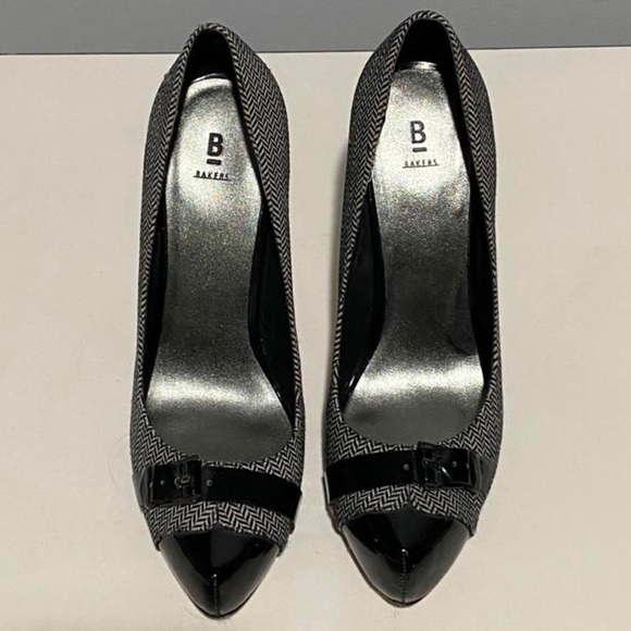 Vintage Black Toed and Buckled Grey Patterned Fabric and Leather Heels - Picture 2 of 3